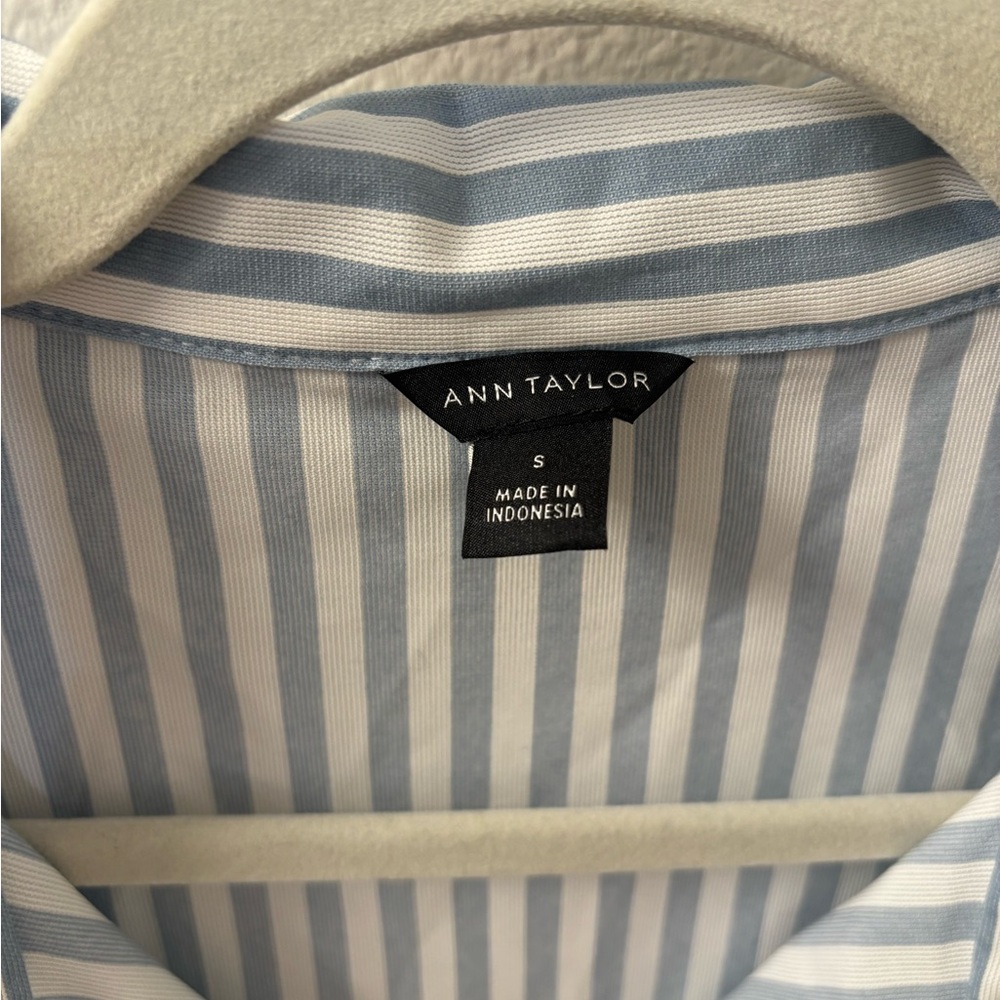 Ann Taylor Blue White Striped Tie Neck Sleeveless Blouse Work Top S - Picture 4 of 5